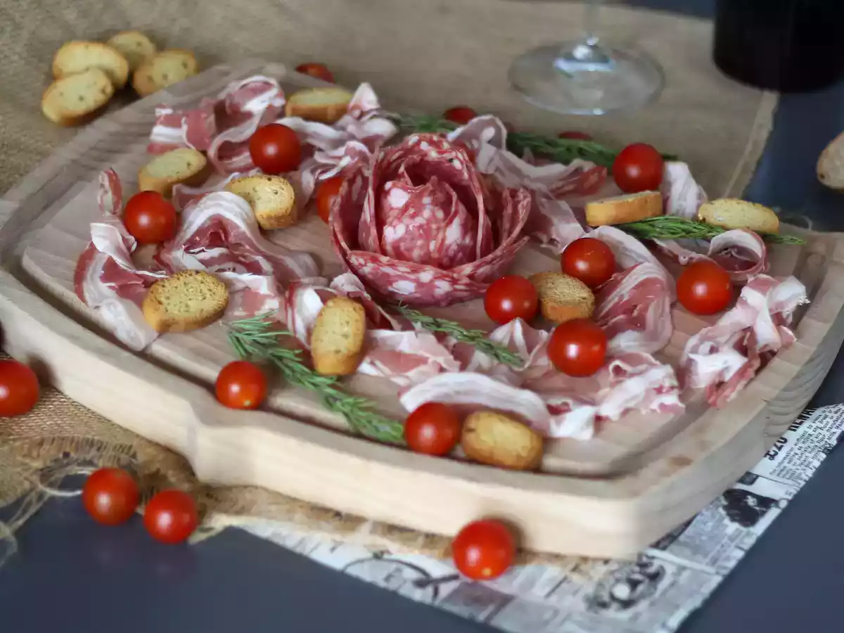 Как сделать тарелку для закусок? Сложите ее в форме розы!