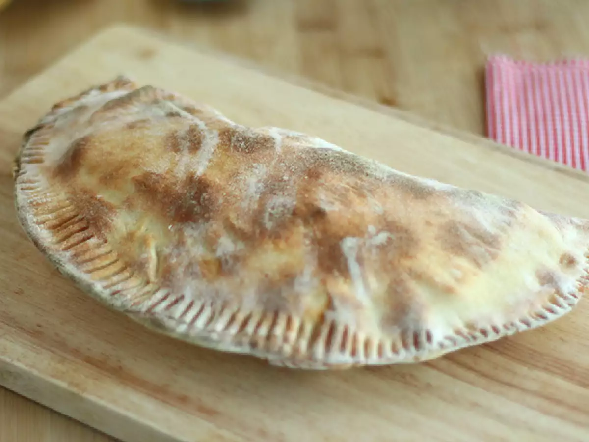 Кальцоне с сыром раклет по-савойски