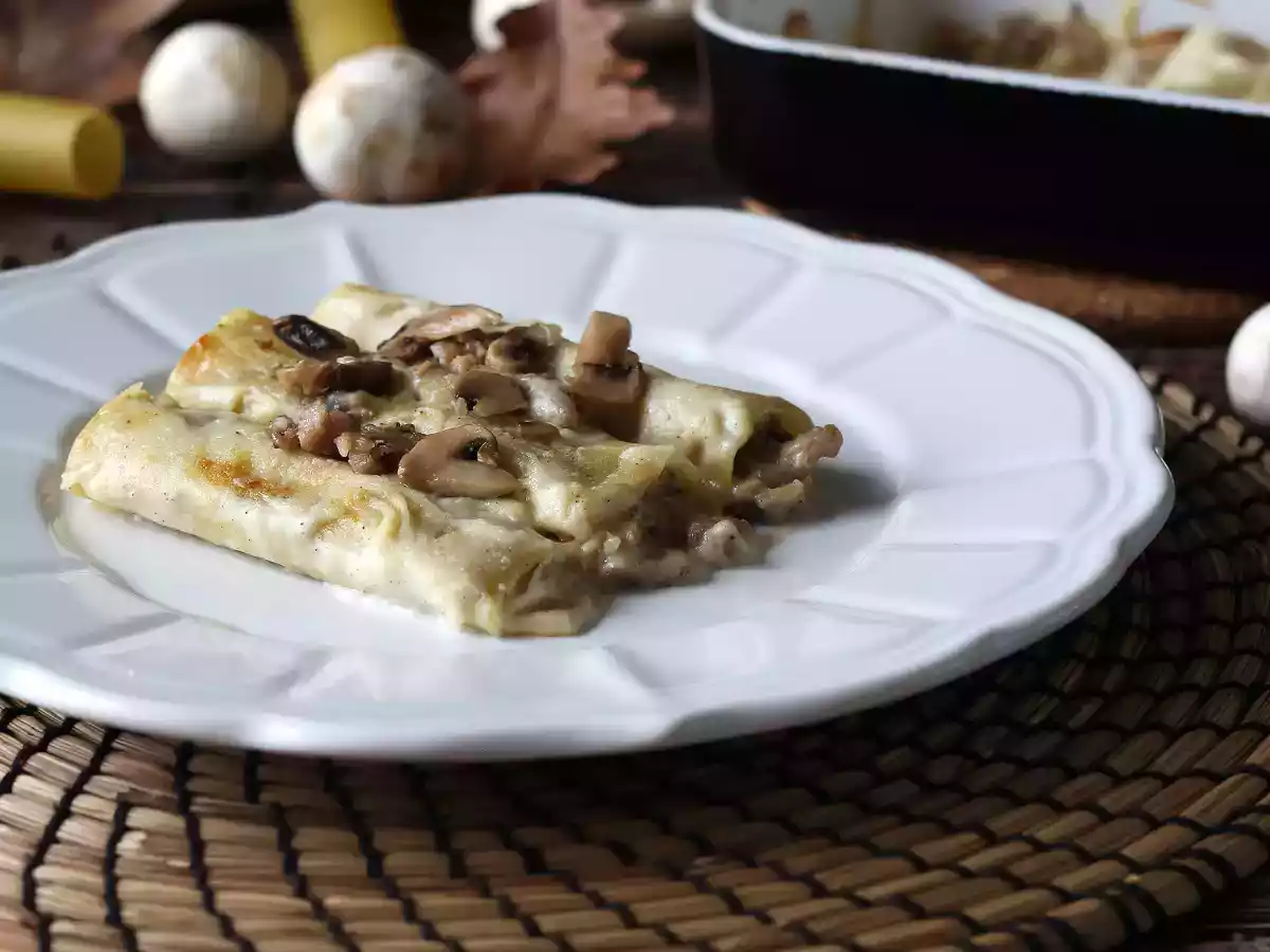 Каннеллони с грибами и колбасой