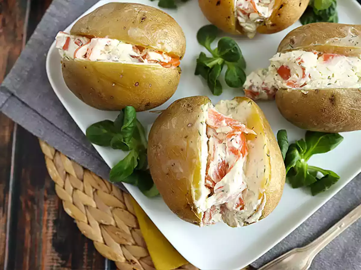 Картофель, фаршированный копченым лососем и сливочным сыром
