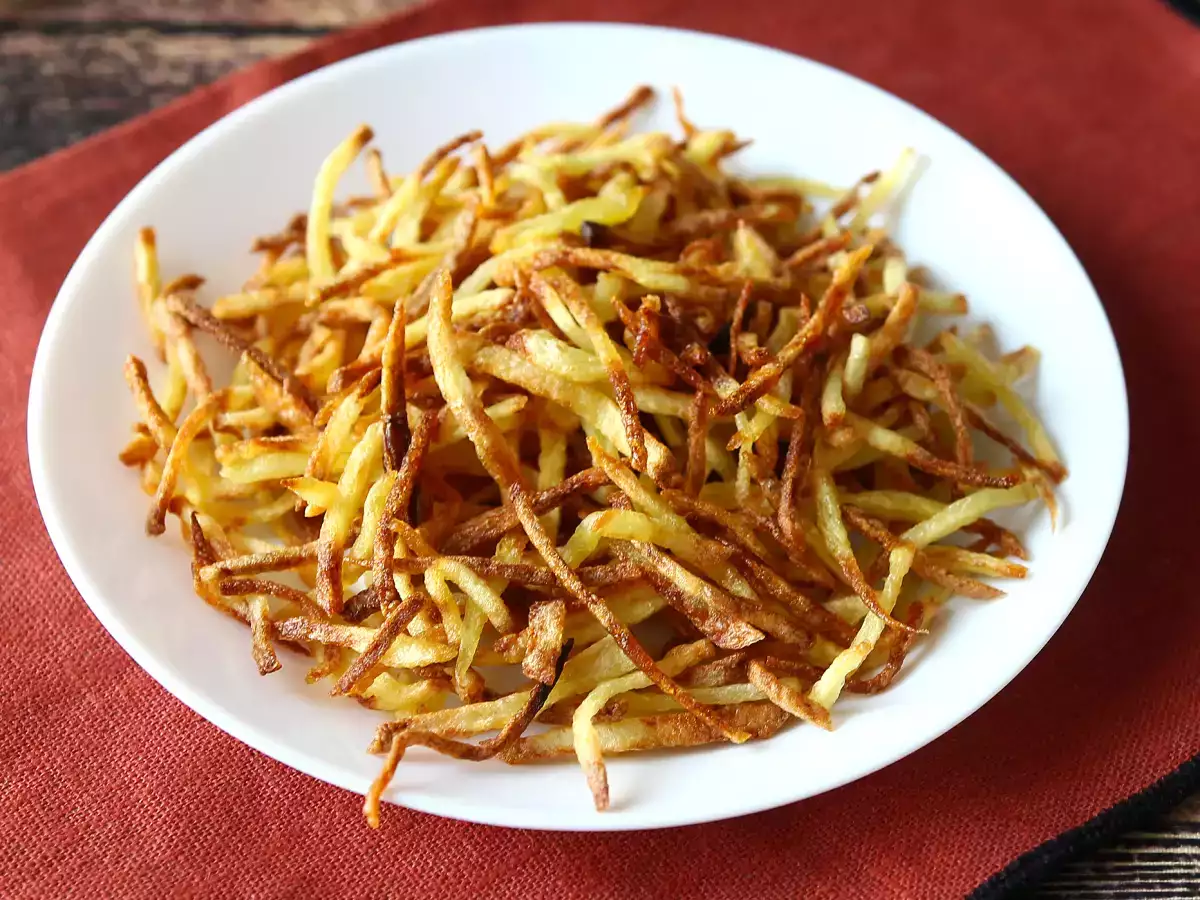 Картофельная соломка в аэрогриле — такая хрустящая, что никто не поверит, что она домашняя
