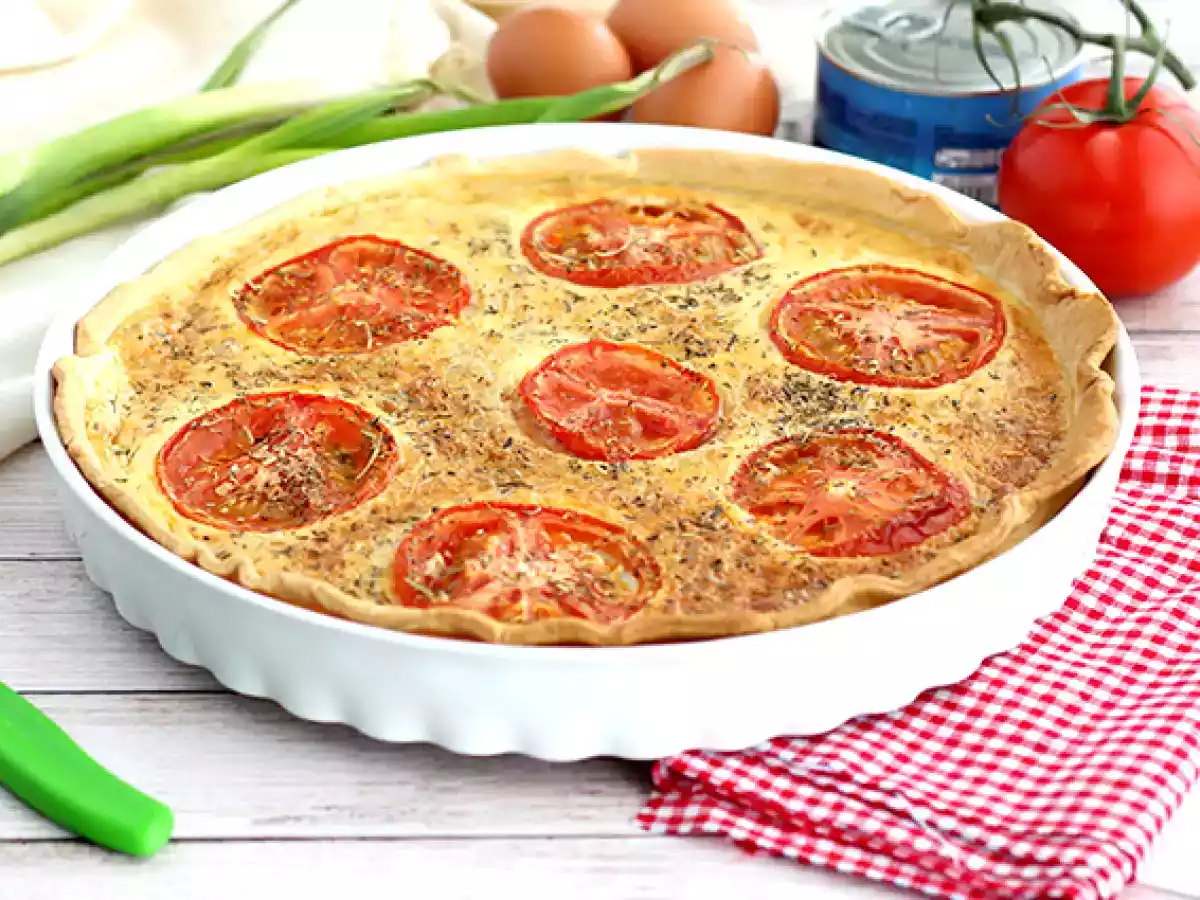 Киш с тунцом и помидорами