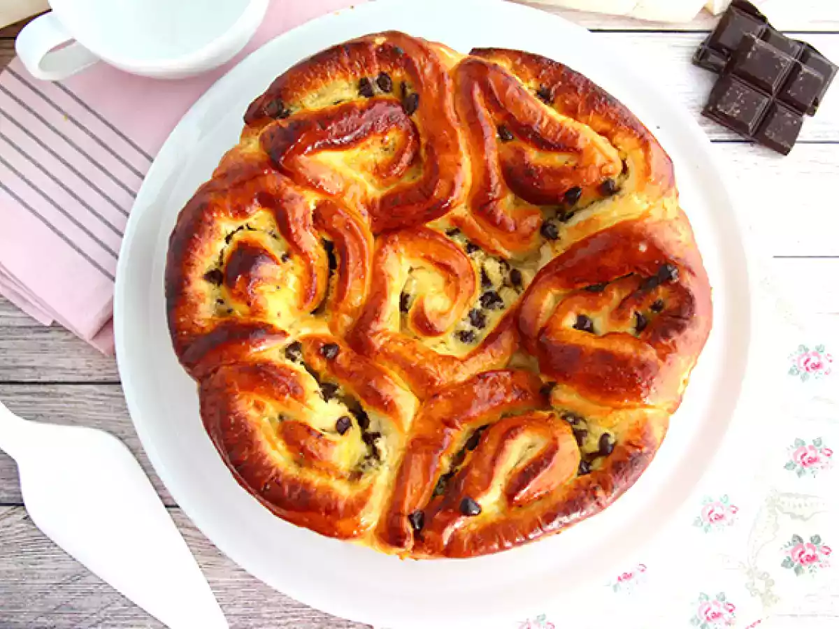 Китайская бриошь с начинкой из заварного крема и шоколадной крошки