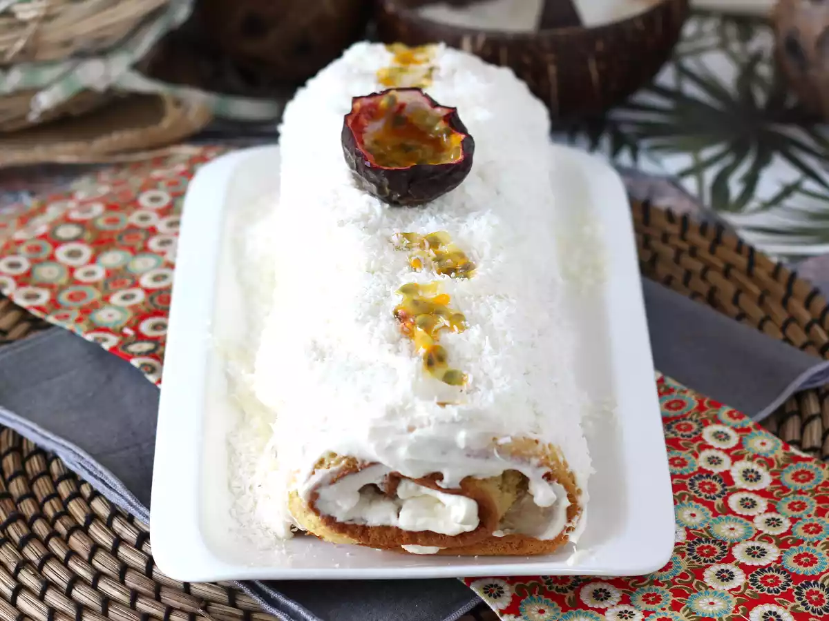 Кокосовый рулет из маракуйи