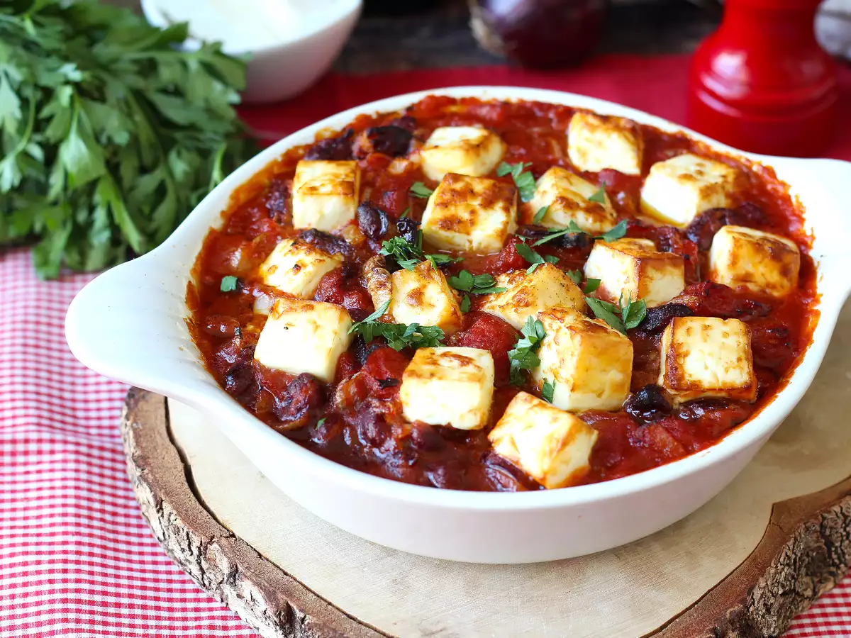 Красная фасоль, тушеная с помидорами и запеченной фетой