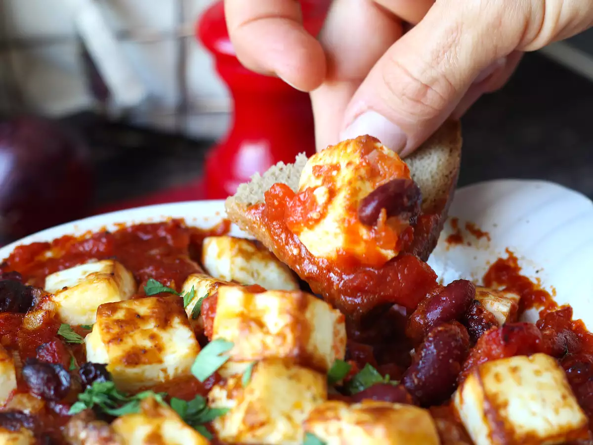 Красная фасоль, тушеная с помидорами и запеченной фетой - фото 4