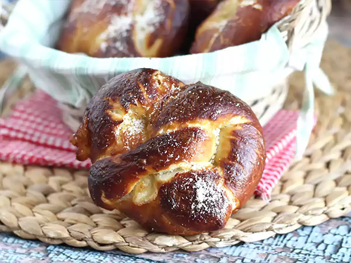 Крендельки с моцареллой и розмарином