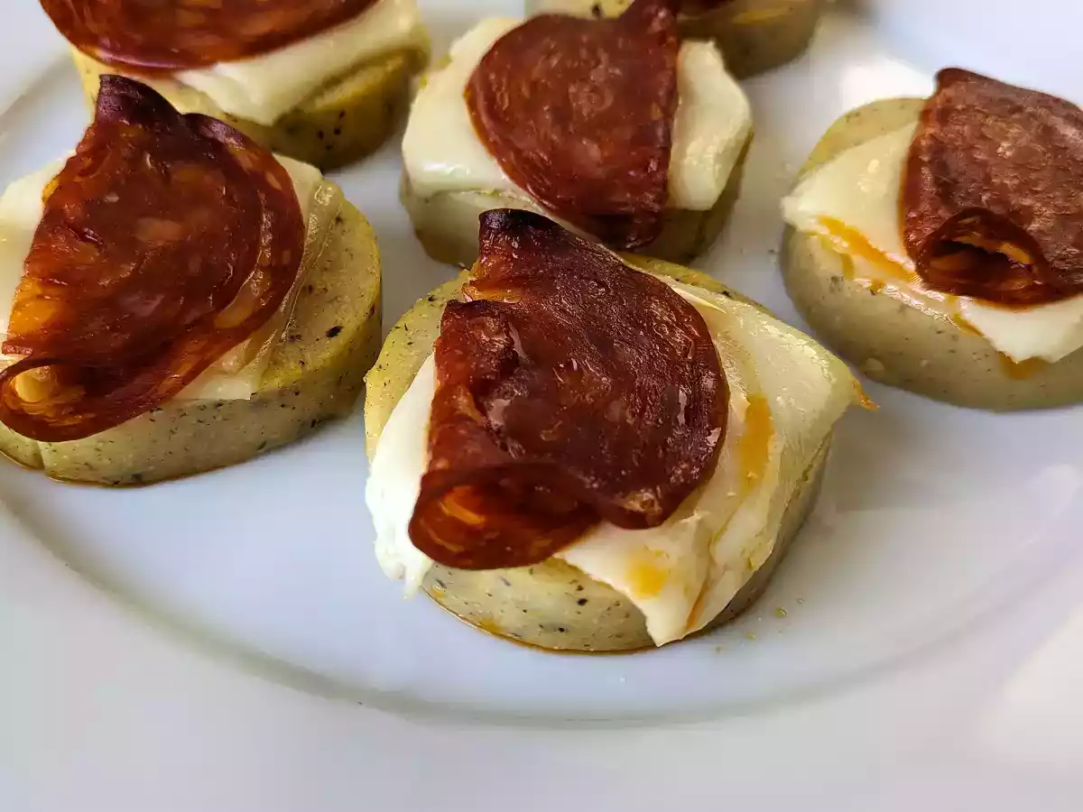 Кростини из поленты с сыром скаморца и пепперони - фото 2