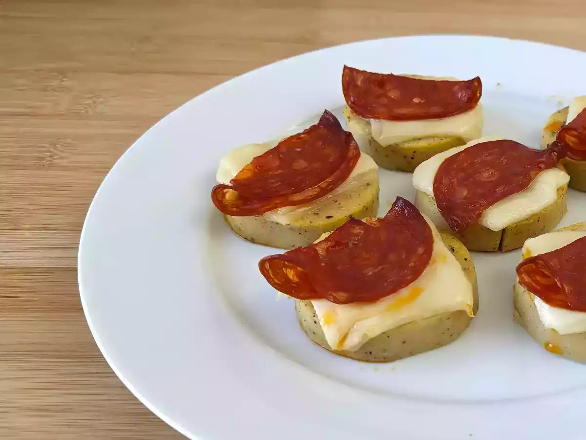 Кростини из поленты с сыром скаморца и пепперони - фото 3