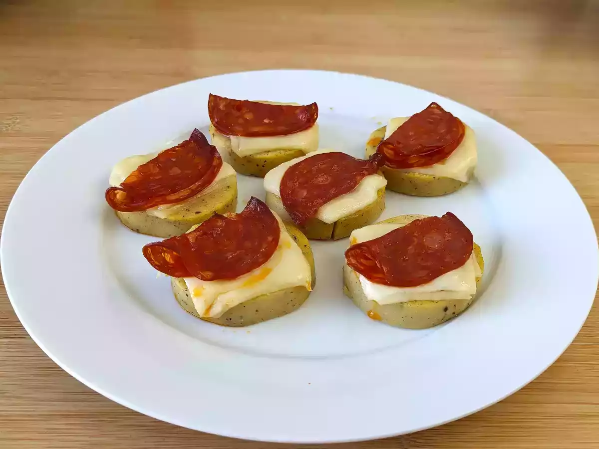 Кростини из поленты с сыром скаморца и пепперони - фото 4