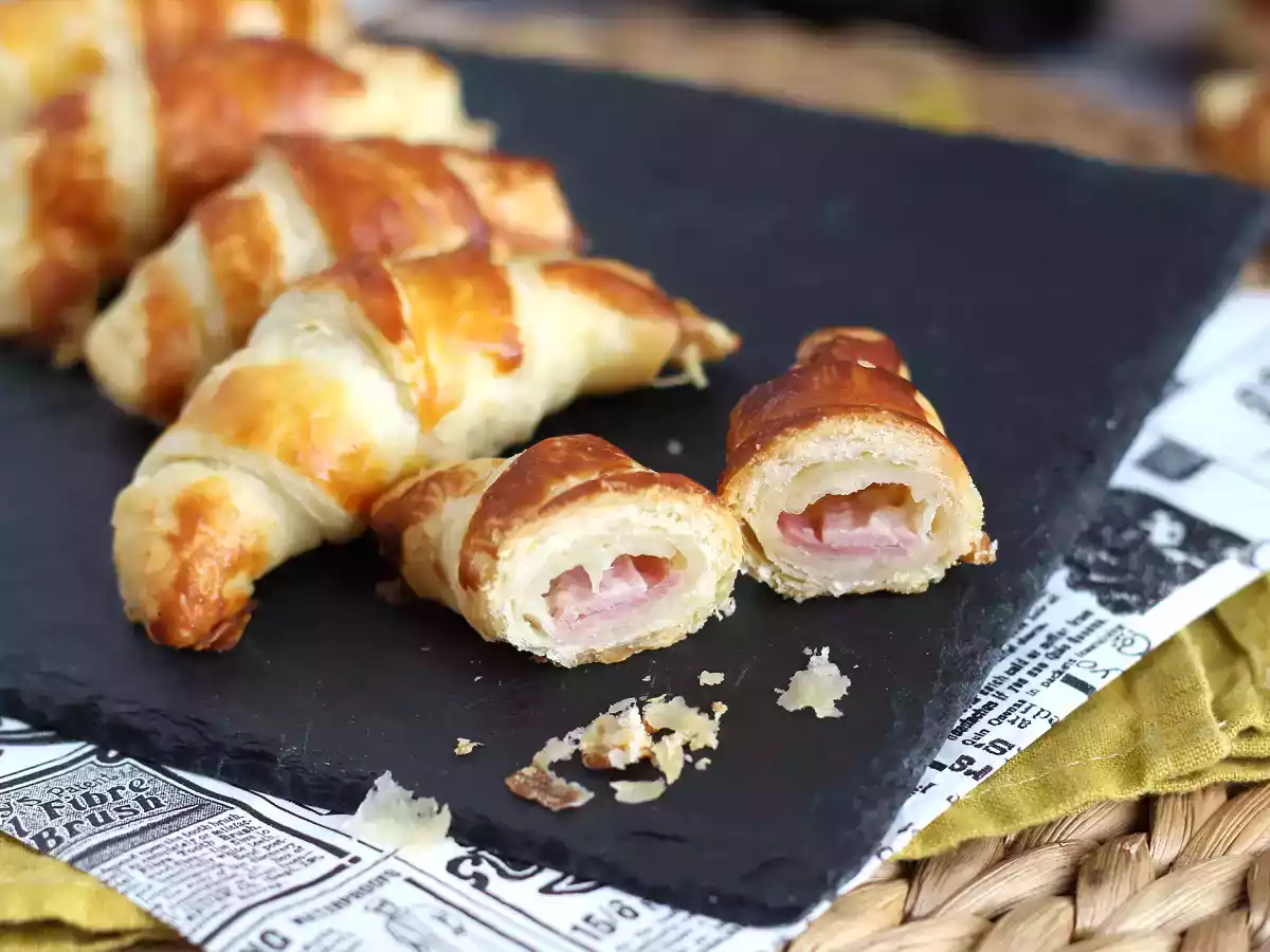 Круассаны из слоеного теста с соусом бешамель, ветчиной и сыром