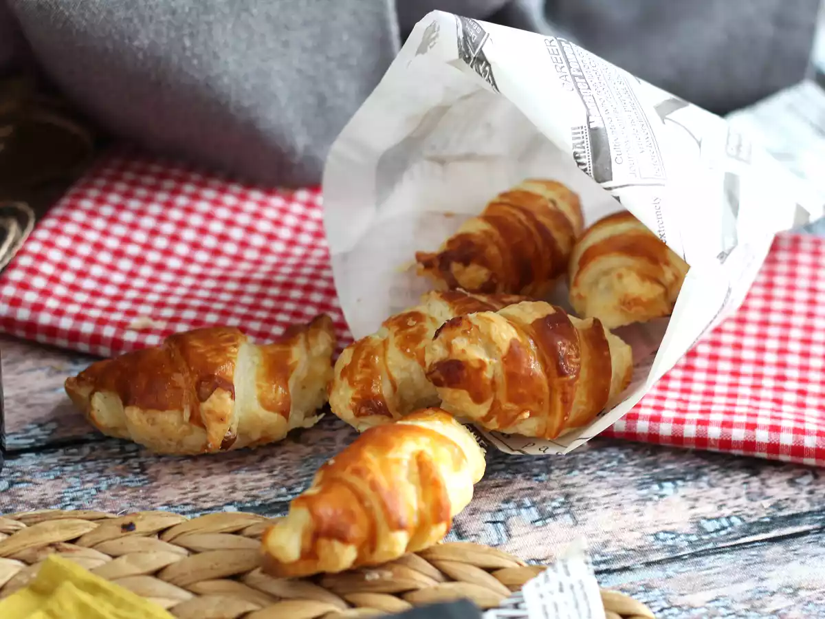 Круассаны из слоеного теста с соусом бешамель, ветчиной и сыром - фото 3