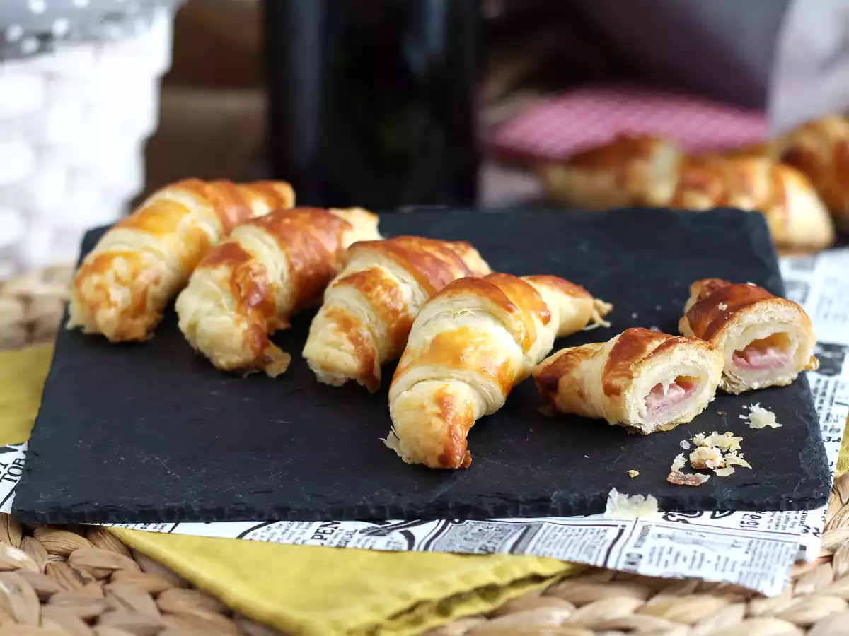 Круассаны из слоеного теста с соусом бешамель, ветчиной и сыром - фото 5