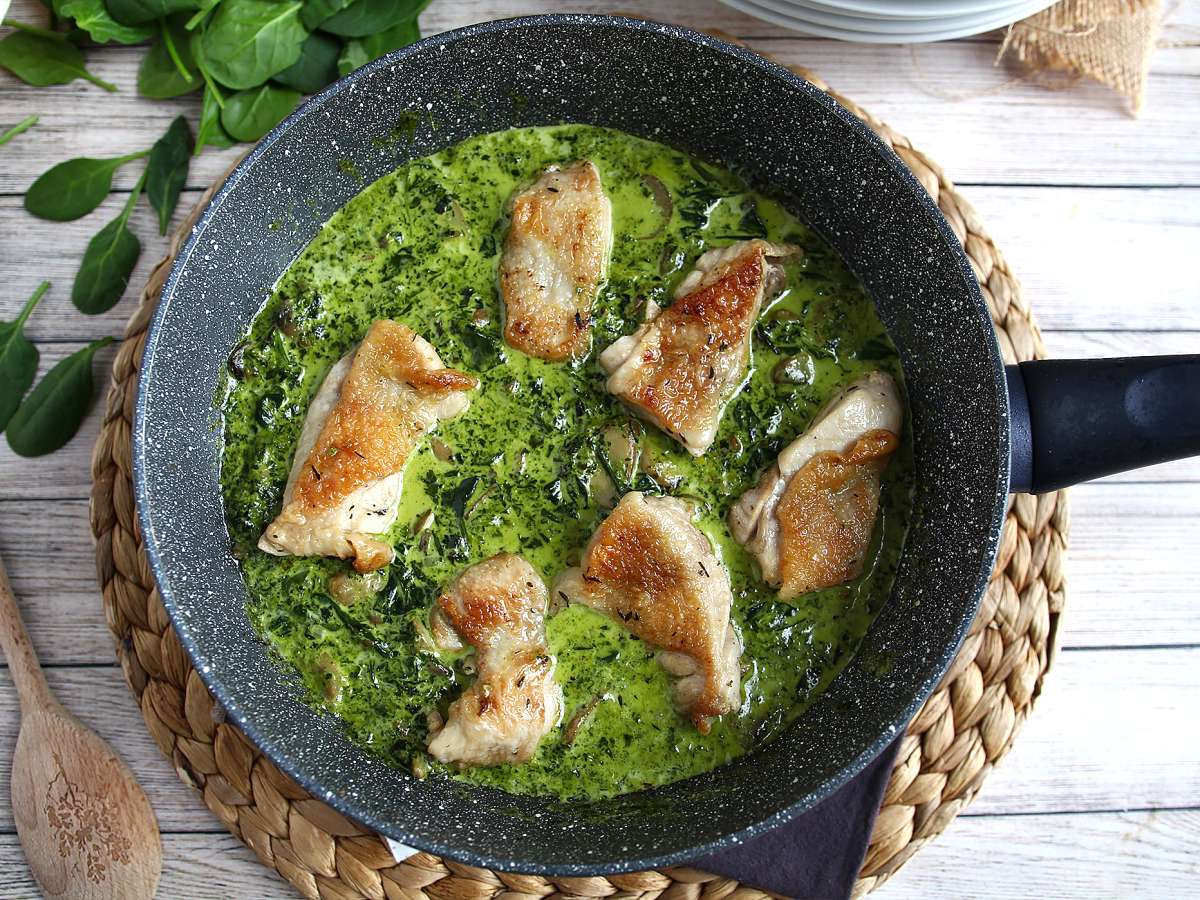 Курица со сливочным соусом из шпината и шампиньонов
