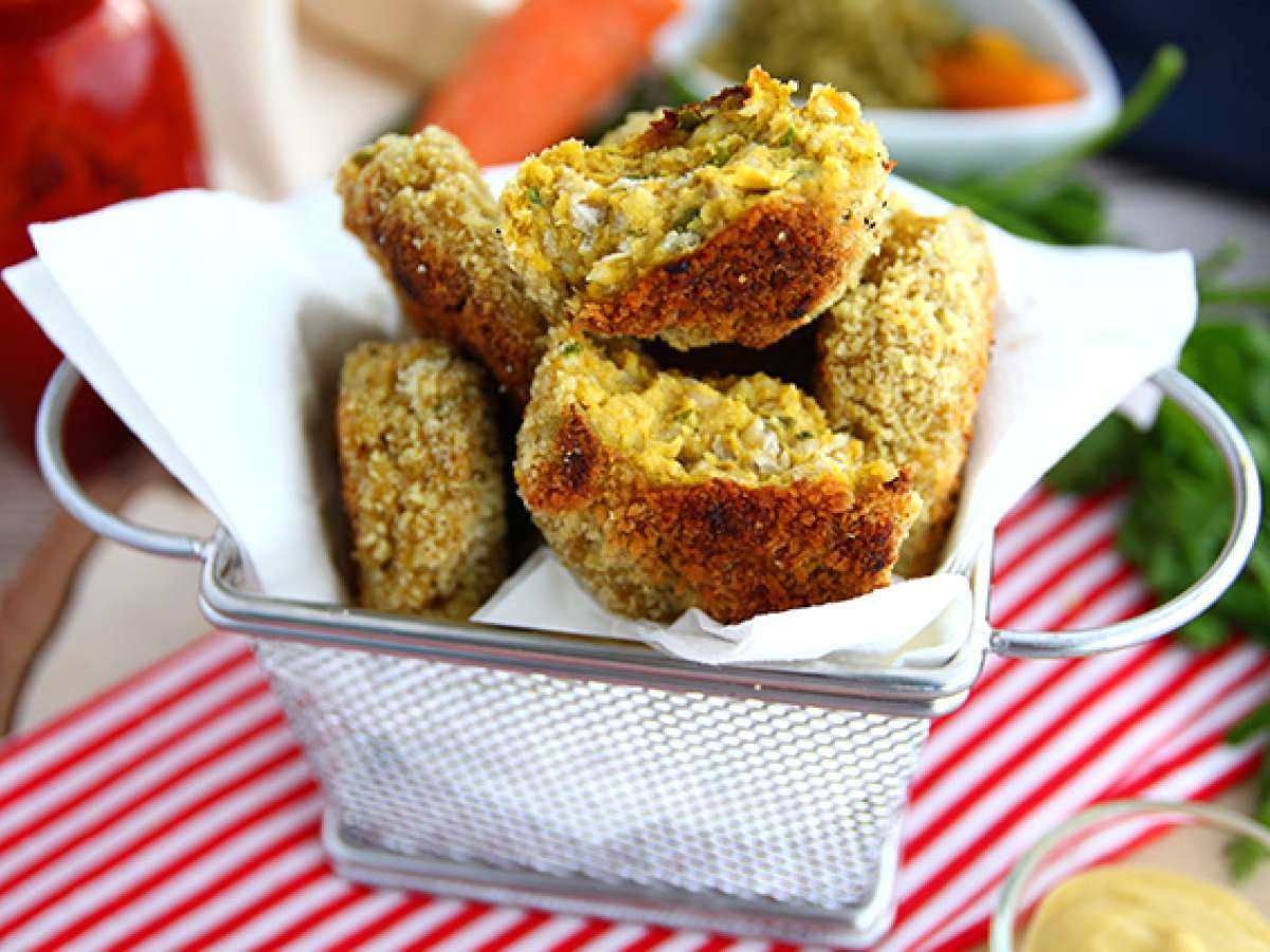 Куриные наггетсы с горошком и морковью