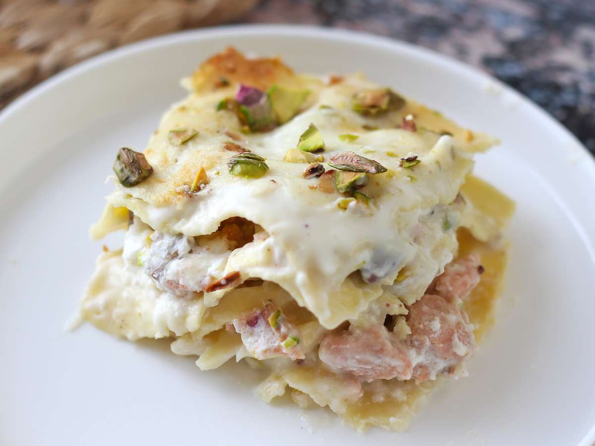 Лазанья из лосося с бурратой и сливочными, хрустящими фисташками