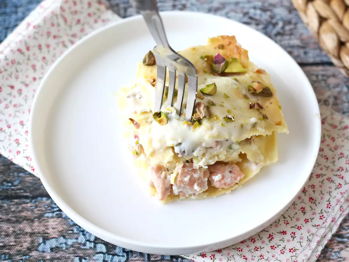 Лазанья из лосося с бурратой и сливочными, хрустящими фисташками - фото 6