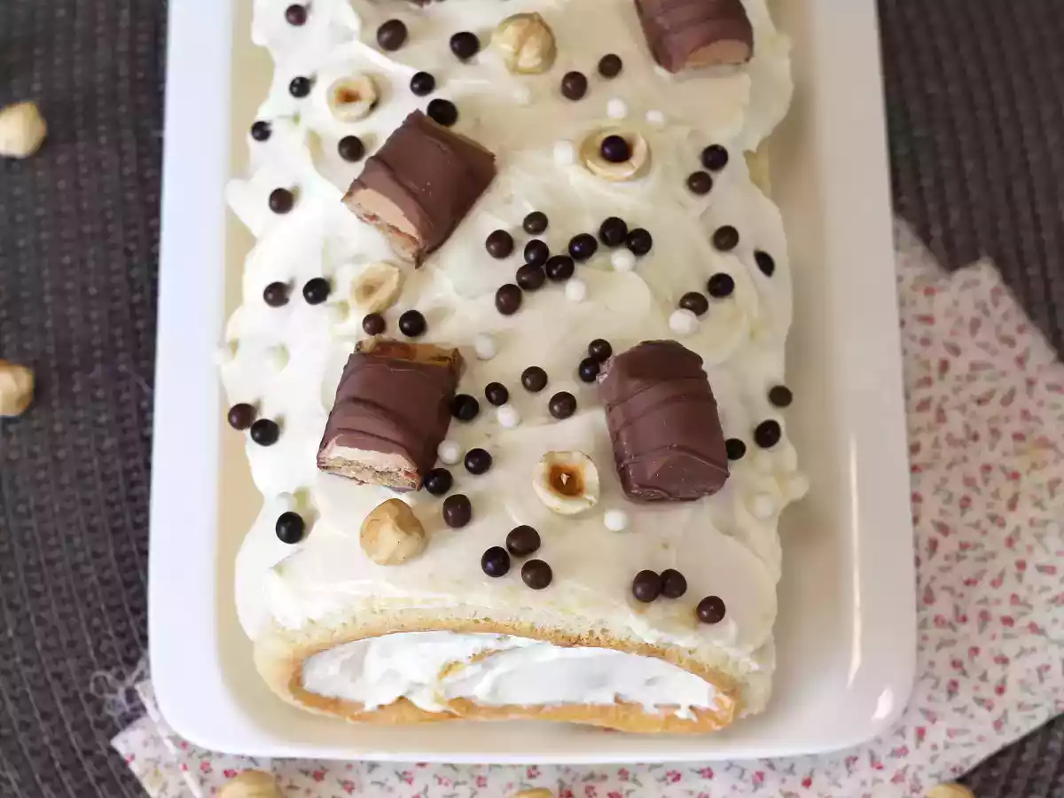 Легкий рулет со вкусом Kinder Bueno, идеально подходящий для праздничного торта или рождественского полена! - фото 3