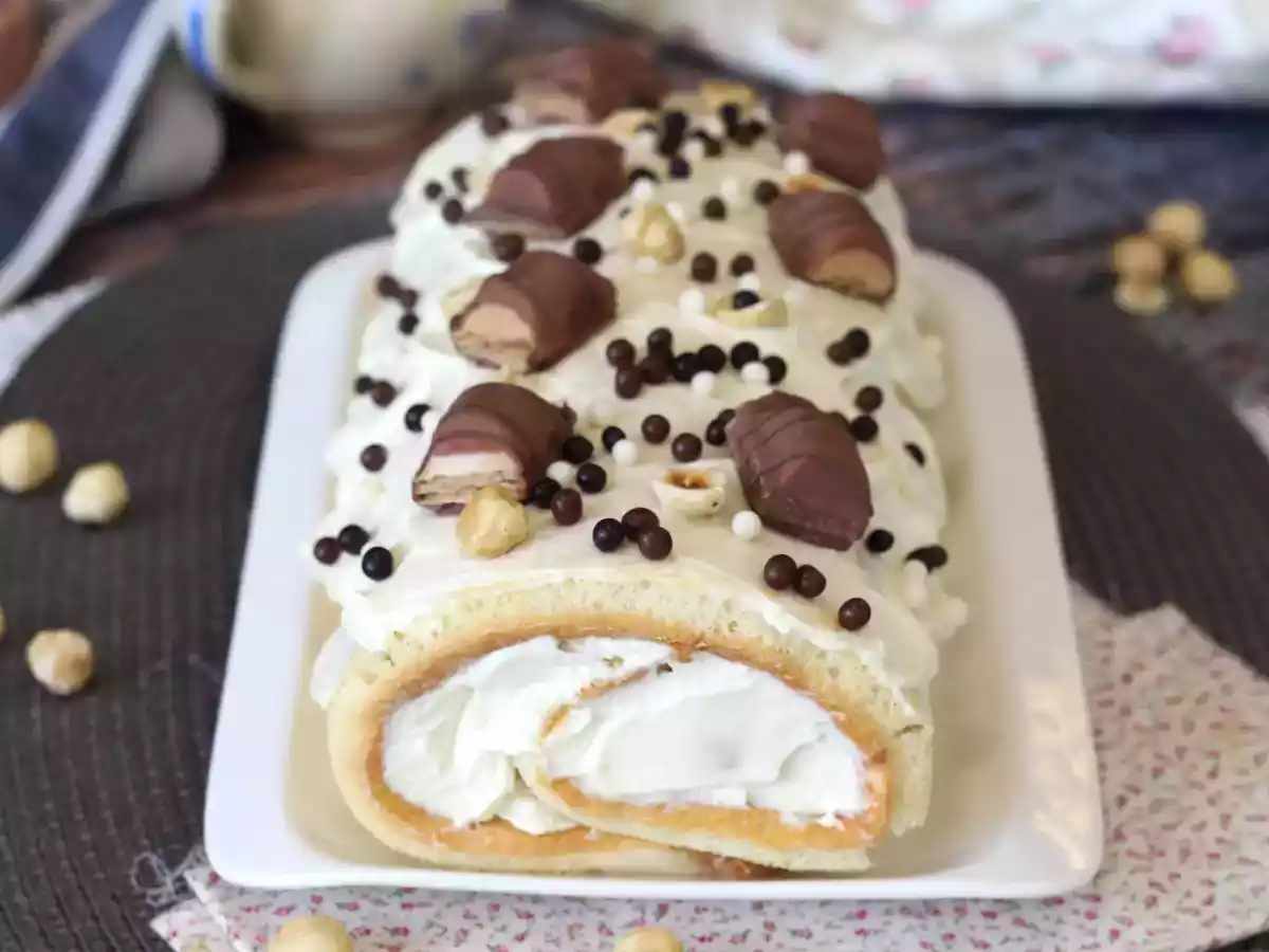 Легкий рулет со вкусом Kinder Bueno, идеально подходящий для праздничного торта или рождественского полена! - фото 6