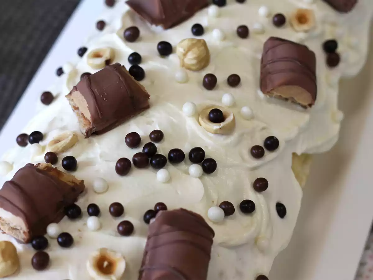 Легкий рулет со вкусом Kinder Bueno, идеально подходящий для праздничного торта или рождественского полена! - фото 7