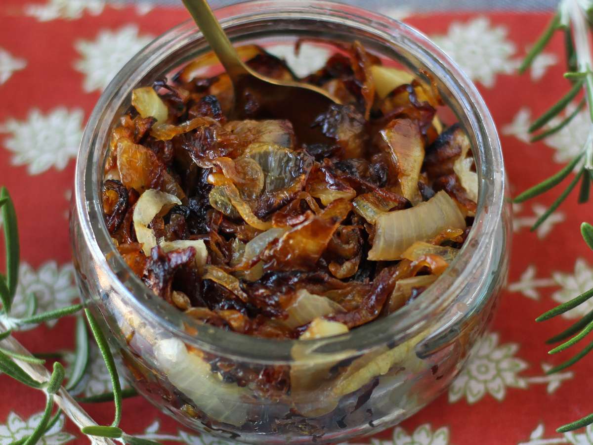 Луковое конфи: простое, элегантное и идеальное сочетание с мясом и сыром