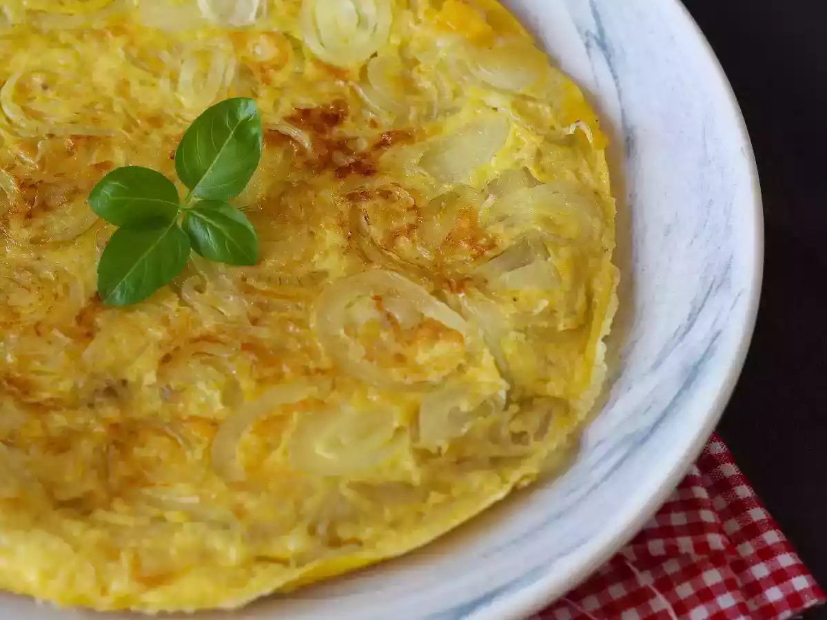 Луковый омлет, вкусный и простой в приготовлении рецепт - фото 2