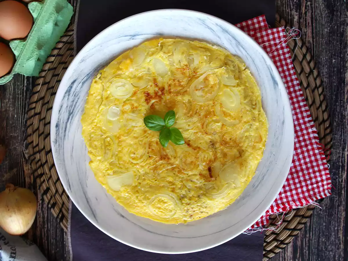 Луковый омлет, вкусный и простой в приготовлении рецепт - фото 3