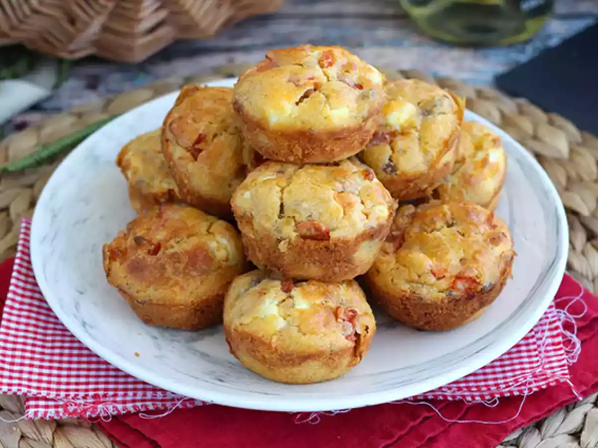 Маффины с тунцом, помидорами и фетой