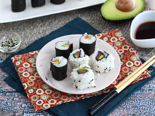 Рецепт Маки с копчёным лососем и авокадо