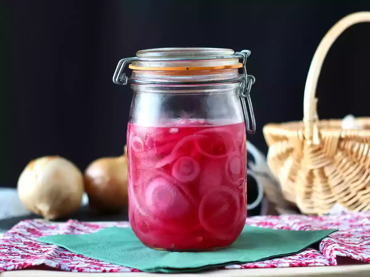 Маринованные огурцы с красным луком - идеальное дополнение к вашим блюдам!