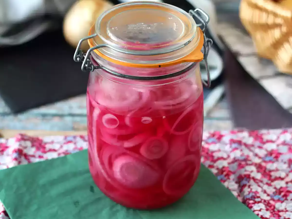 Маринованные огурцы с красным луком - идеальное дополнение к вашим блюдам! - фото 2