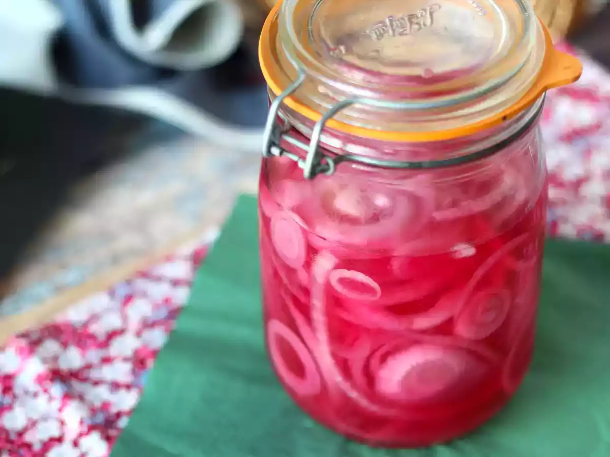Маринованные огурцы с красным луком - идеальное дополнение к вашим блюдам! - фото 4