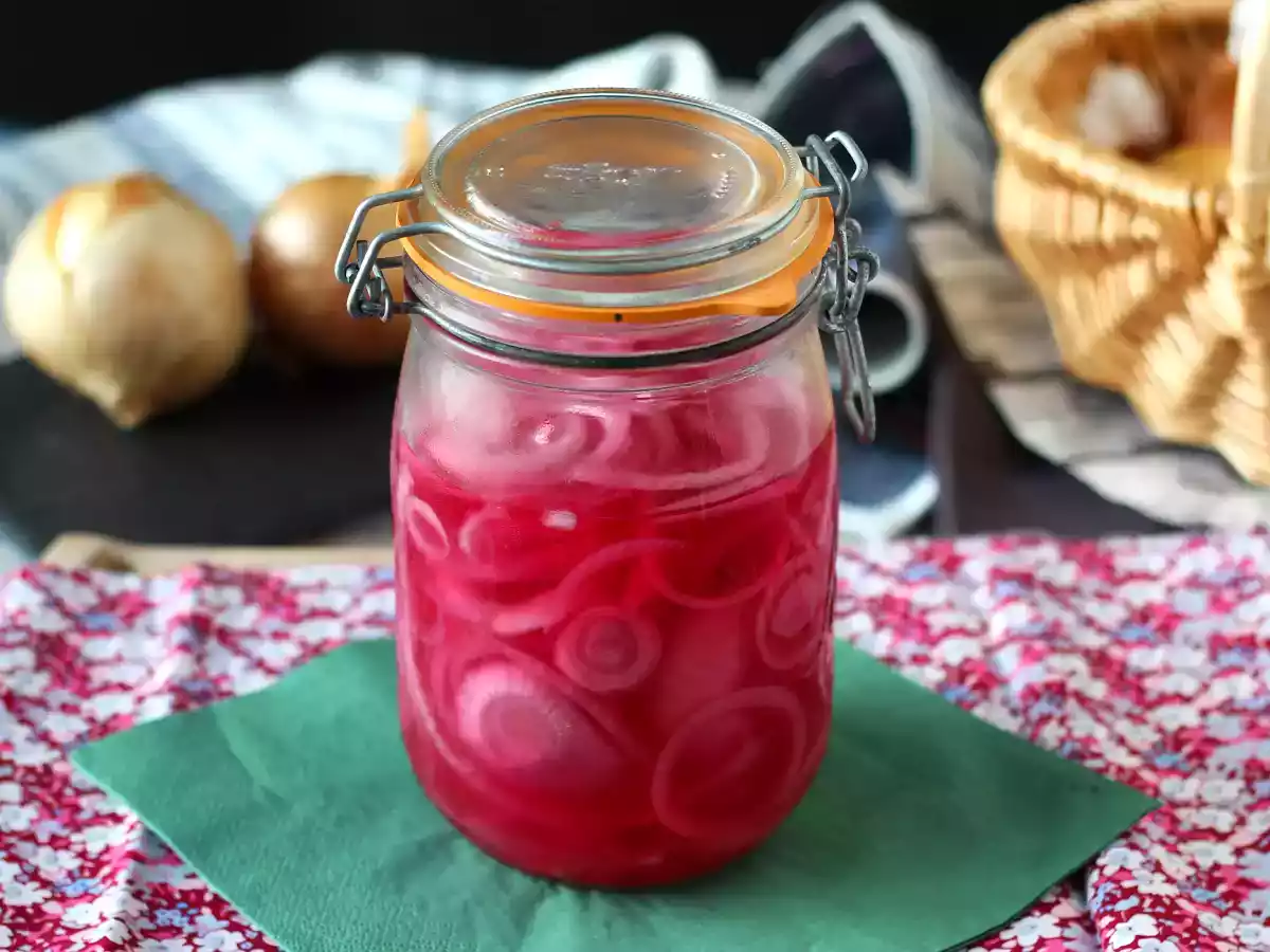 Маринованные огурцы с красным луком - идеальное дополнение к вашим блюдам! - фото 5