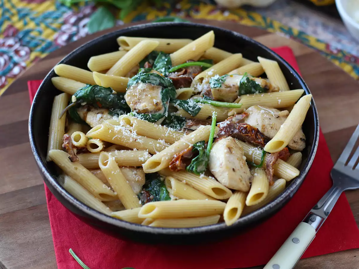 Marry Me Chicken Pasta: паста со сливочным соусом, курицей, вялеными помидорами и пармезаном - фото 2