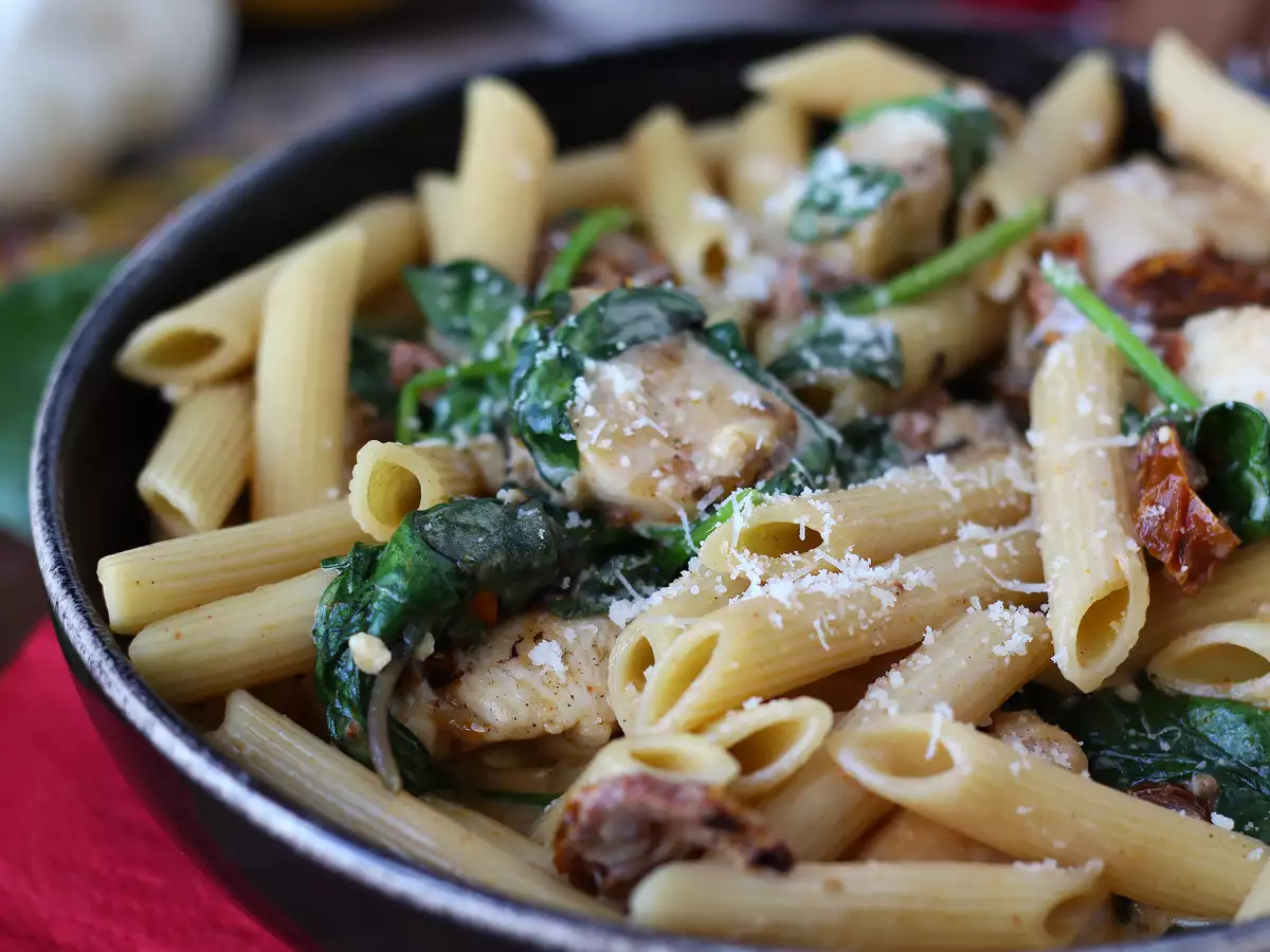 Marry Me Chicken Pasta: паста со сливочным соусом, курицей, вялеными помидорами и пармезаном - фото 3