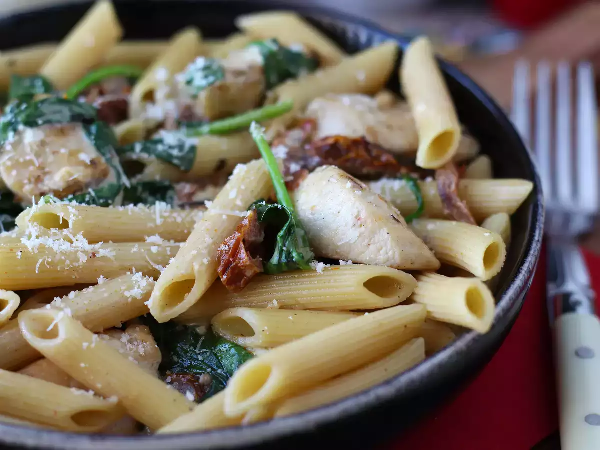 Marry Me Chicken Pasta: паста со сливочным соусом, курицей, вялеными помидорами и пармезаном - фото 4