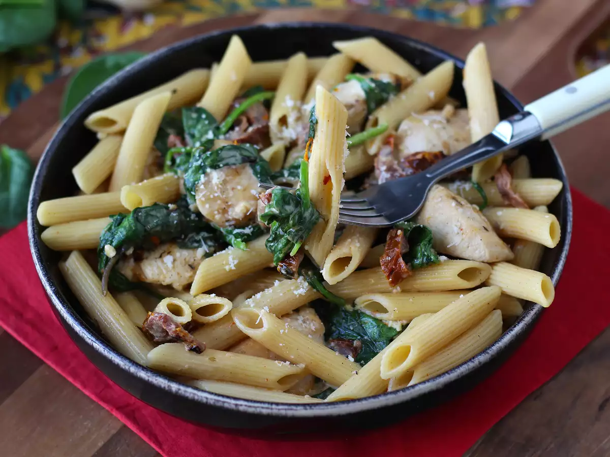 Marry Me Chicken Pasta: паста со сливочным соусом, курицей, вялеными помидорами и пармезаном - фото 5