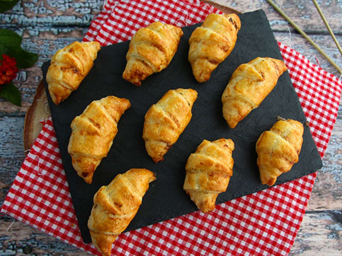 Мини-круассаны из слоёного теста с ветчиной и сливочным сыром