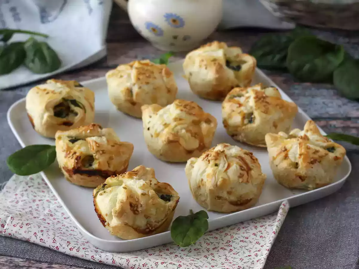 Мини-пирожки со шпинатом и козьим сыром