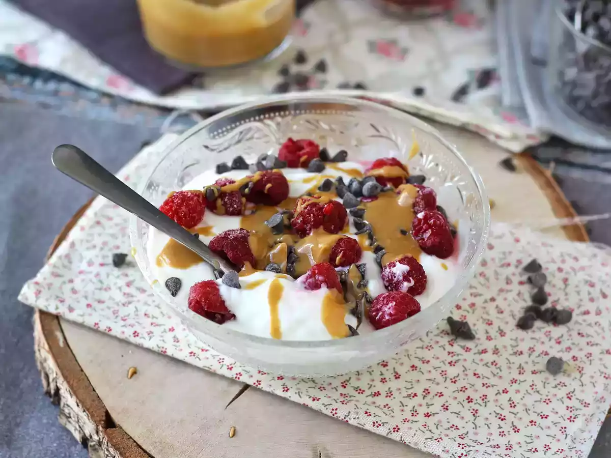 Миска скайра с красными фруктами, арахисовым маслом и шоколадом