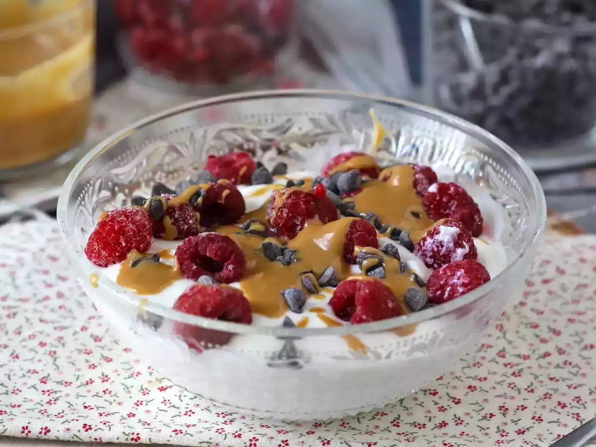 Миска скайра с красными фруктами, арахисовым маслом и шоколадом - фото 3