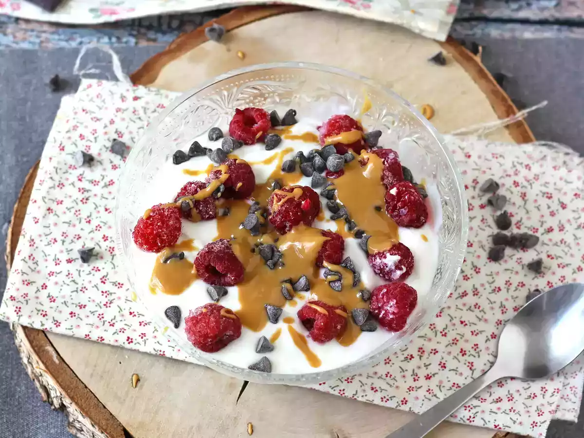 Миска скайра с красными фруктами, арахисовым маслом и шоколадом - фото 4