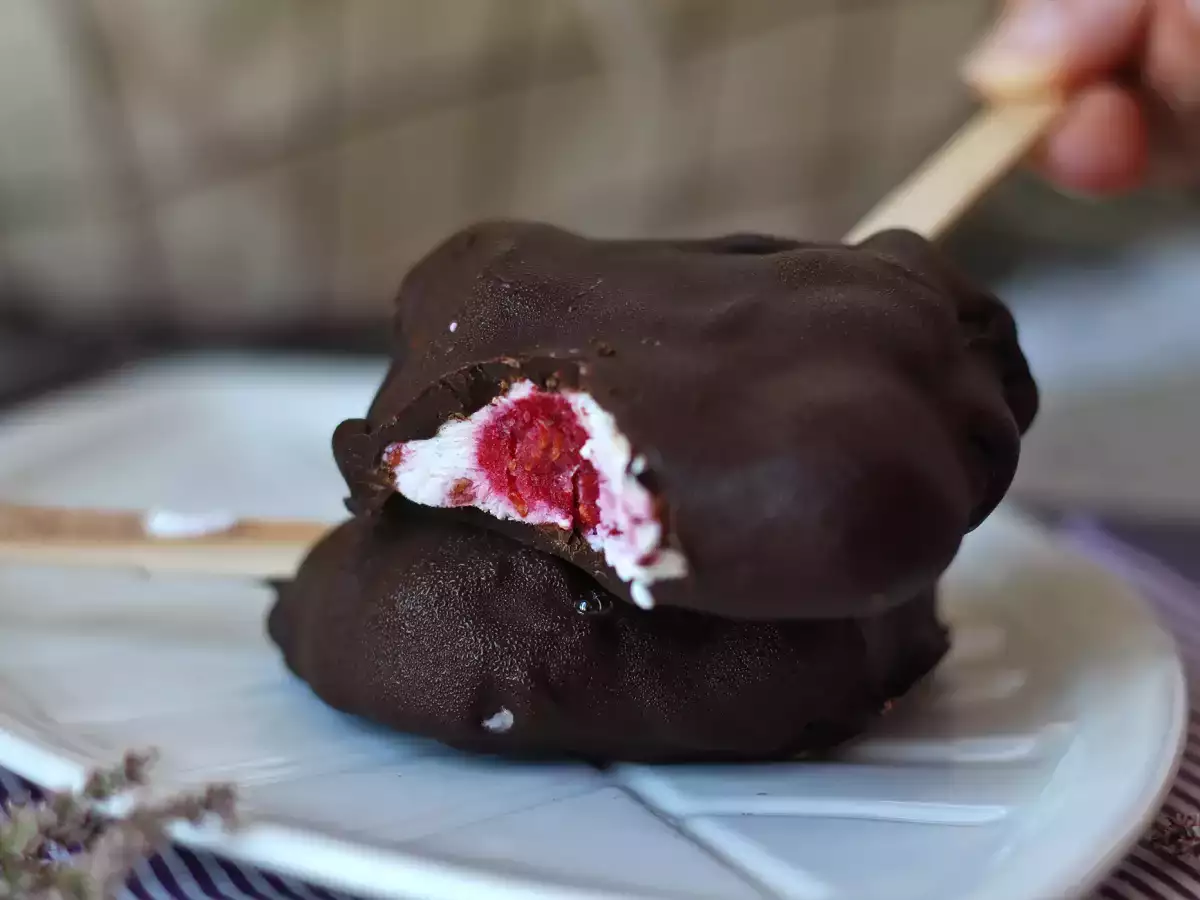 Мороженое из скира с малиной и шоколадом — полезный перекус для солнечных дней! - фото 7