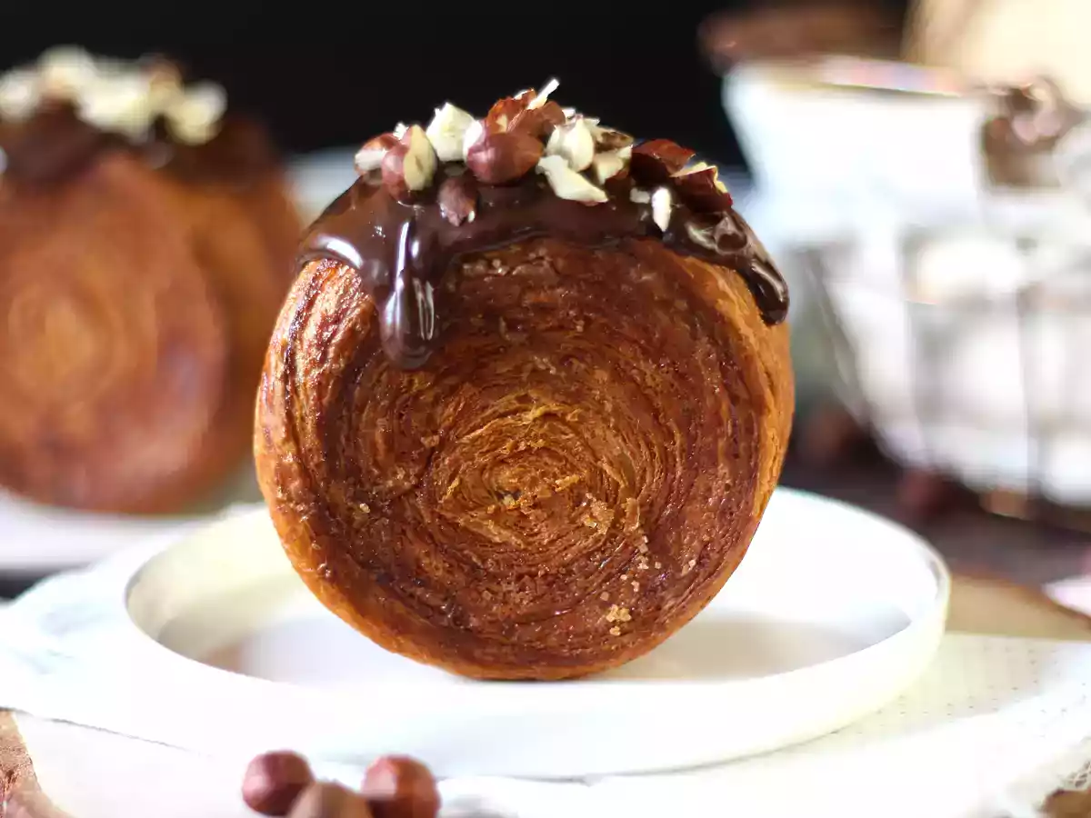 Нью-йоркский ролл maison express - недорогая версия viennoiserie, которая пользуется популярностью во Франции.