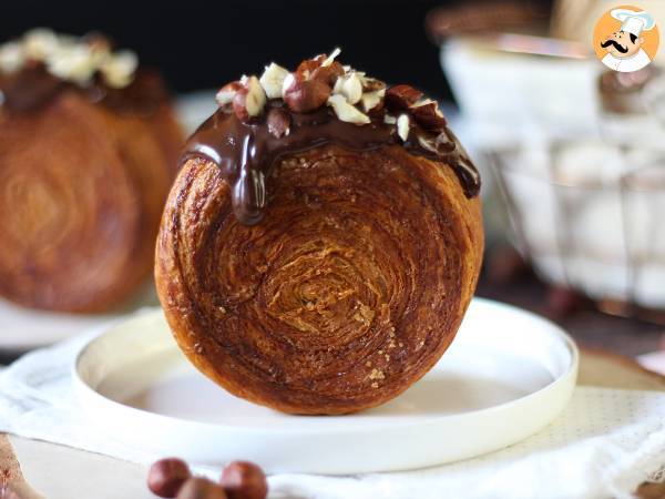 Нью-йоркский ролл maison express - недорогая версия viennoiserie, которая пользуется популярностью во Франции.