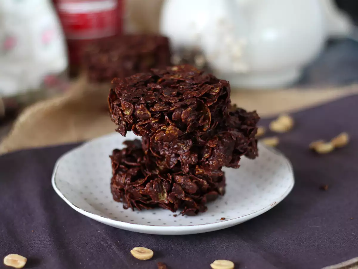 Очень хрустящие шоколадно-арахисовые розочки из кукурузных хлопьев