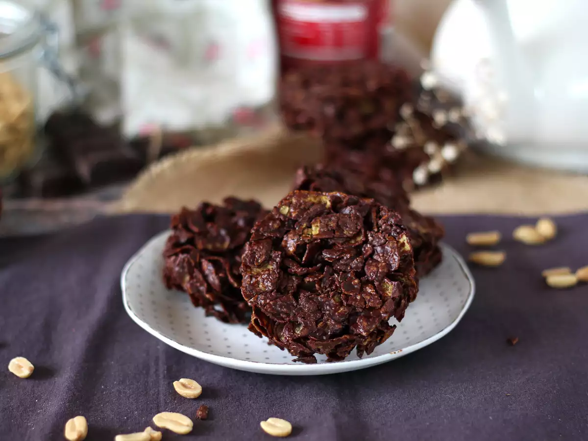 Очень хрустящие шоколадно-арахисовые розочки из кукурузных хлопьев - фото 5