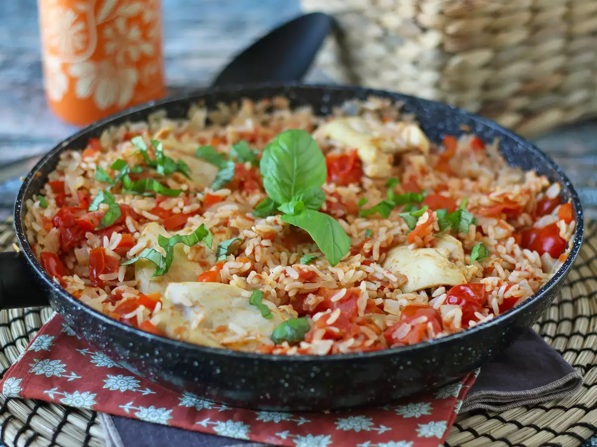 Одно блюдо с курицей, рисом с помидорами и перцем