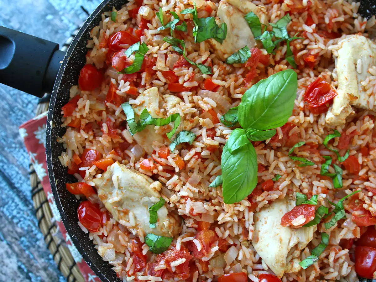 Одно блюдо с курицей, рисом с помидорами и перцем - фото 2