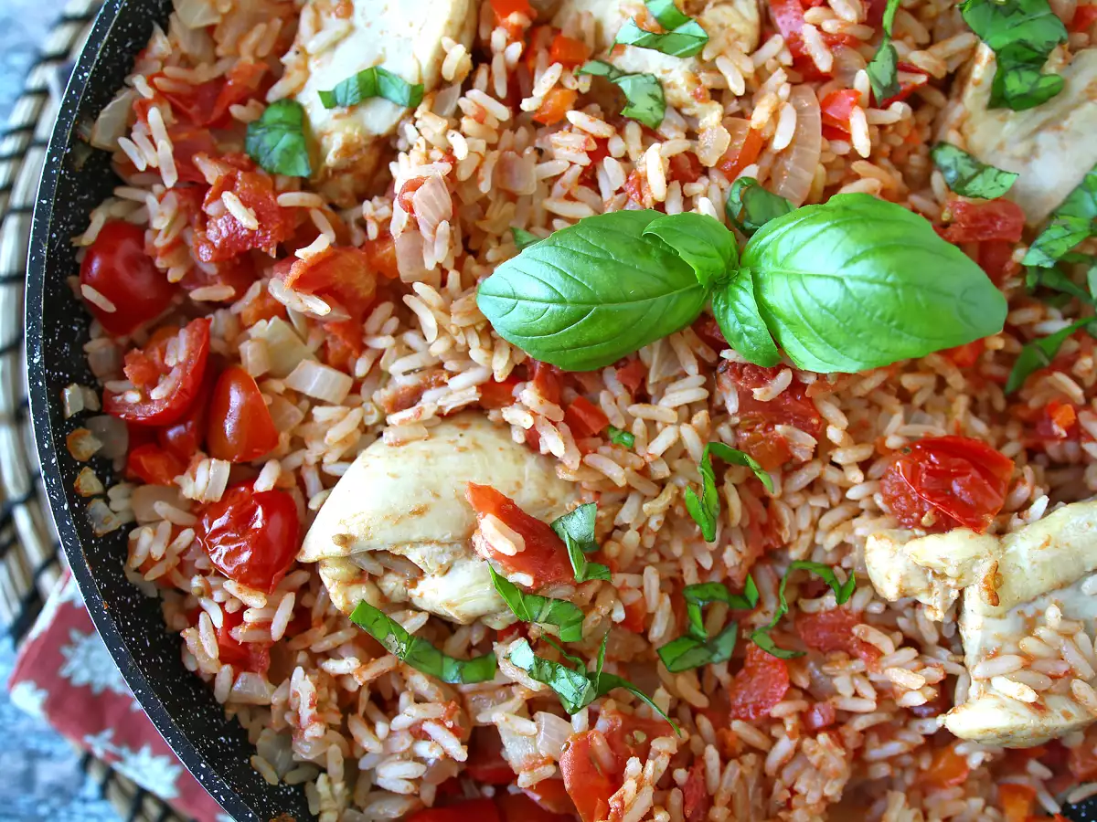 Одно блюдо с курицей, рисом с помидорами и перцем - фото 4